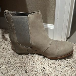 Never worn Joan of Arctic Sorel boots in size 8